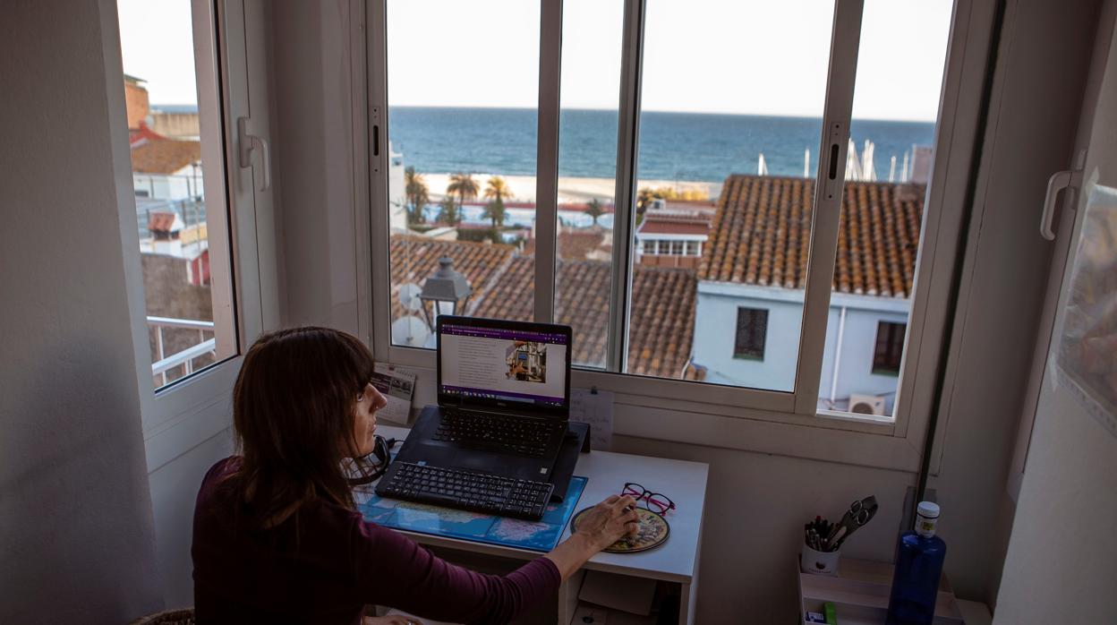 Una mujer teletrabajando en Barcelona