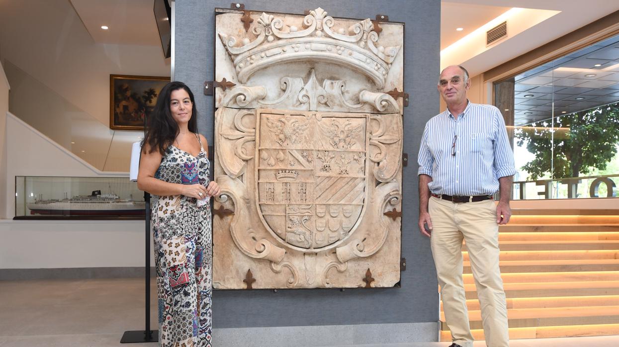 María Calvente y Marcial Ybarra, gestores y socios, en el hall del HotelAlcázar