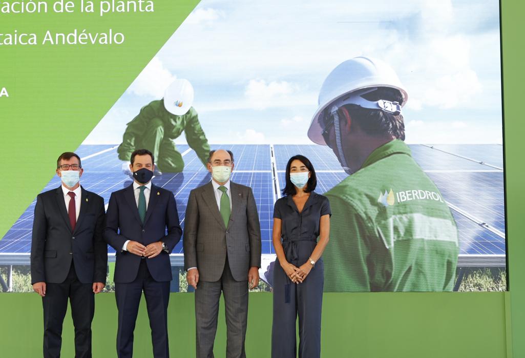 El presidente de la Junta de Andalucía, Juan Manuel Moreno Bonilla, y el presidente de Iberdrola, Ignacio Galán (en el centro) con otros responsables, en la inauguración de la planta del Andévalo