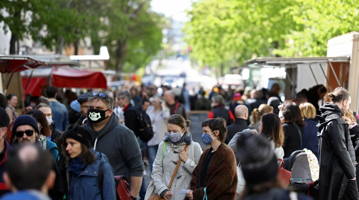 Un grupo de personas pasea por Boxhagener Platz, en Berlín