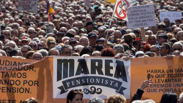 Casi la mitad de los trabajadores se jubilan antes de tiempo y son los que más cobran