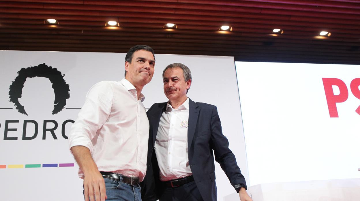 El presidente del Gobierno, Pedro Sánchez, junto al expresidente, José Luis Rodríguez Zapatero
