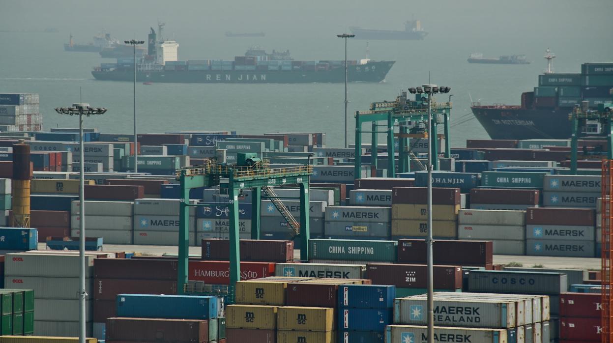 El puerto de Cantón, uno de los diez primeros del mundo en tráfico de contenedores de mercancías