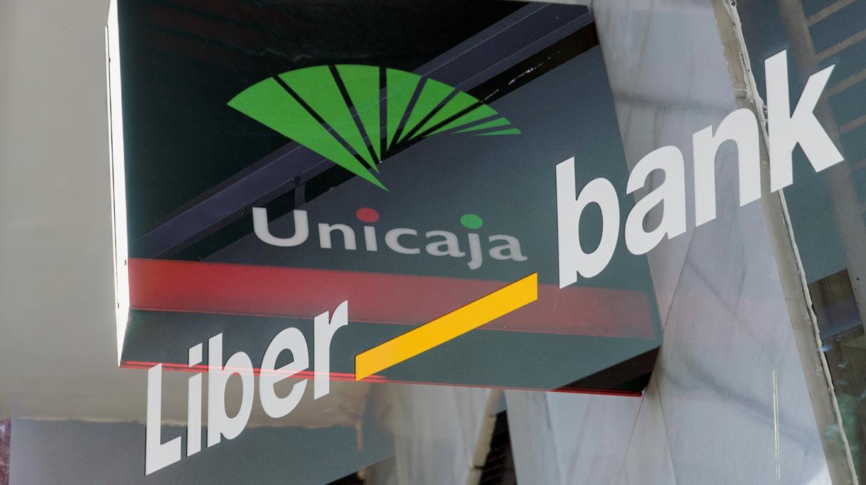 Doble exposición de los logotipos de las entidades Unicaja y Liberbank tomada este martes en Madrid