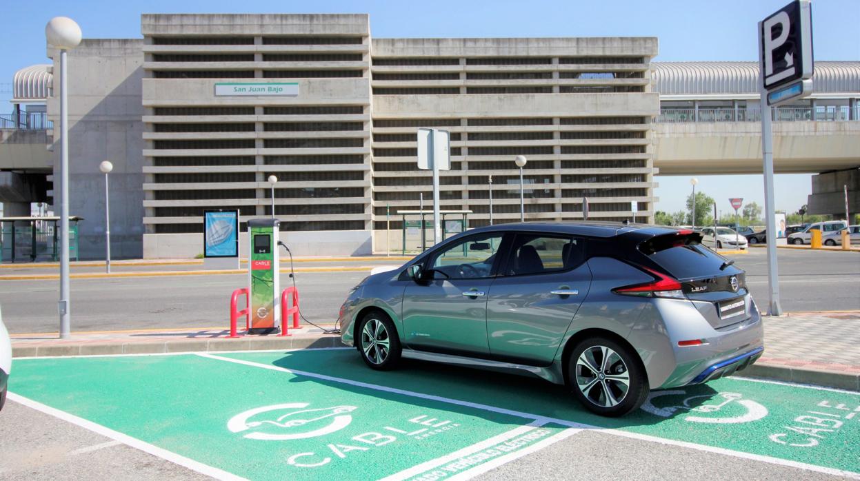 Cargador de coche eléctrico de Cable en la estación de Metro de San Juan Bajo