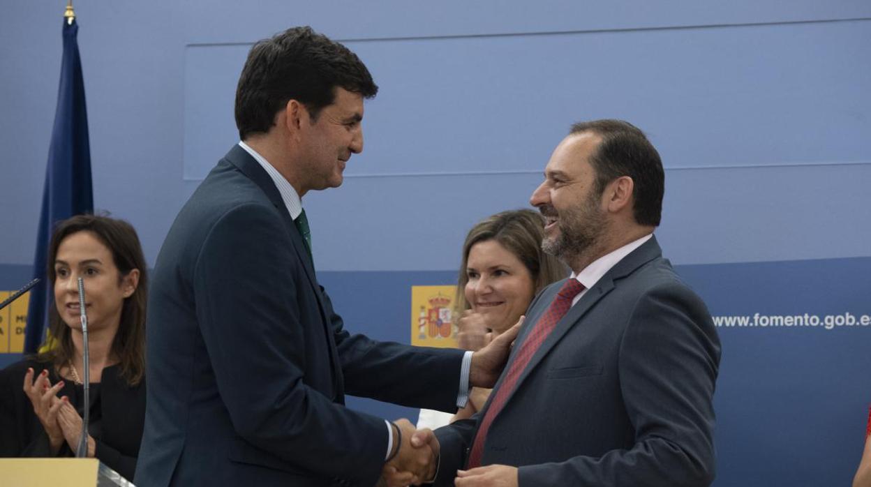 Andrés Arranz es felicitado por el ministro José Luis Ábalos el día que tomó posesión del cargo