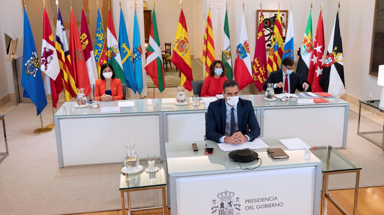 El presidente Pedro Sánchez, con varios de sus ministros, durante una reunión de la Conferencia de Presidentes Autonómicos