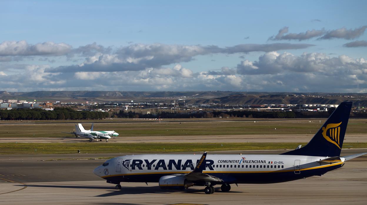 Avión de Ryanair en el aeropuerto de Adolfo Suárez Madrid-Barajas