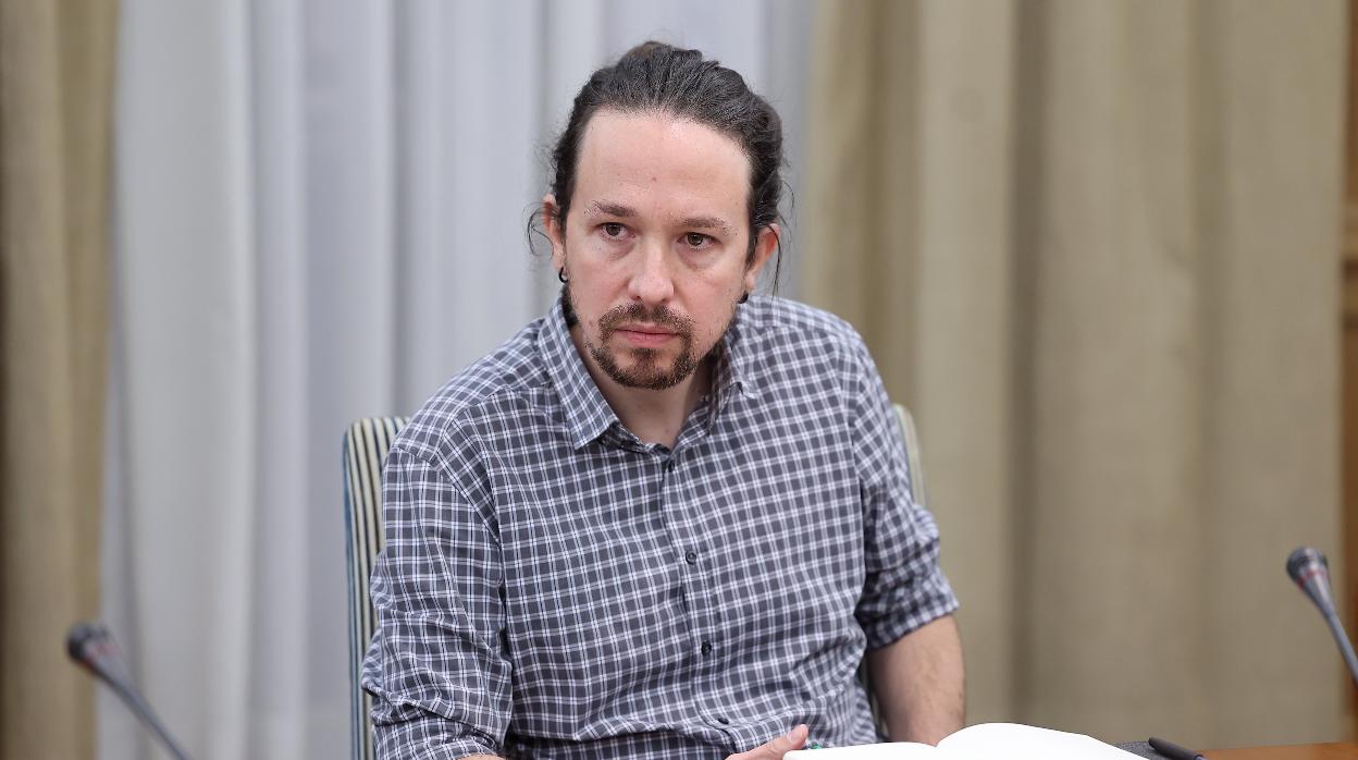 El vicepresidente segundo del Gobierno, Pablo Iglesias, durante su reunión con el Sindicato de Inquilinos, en la sede de su Vicepresidencia, en Madrid