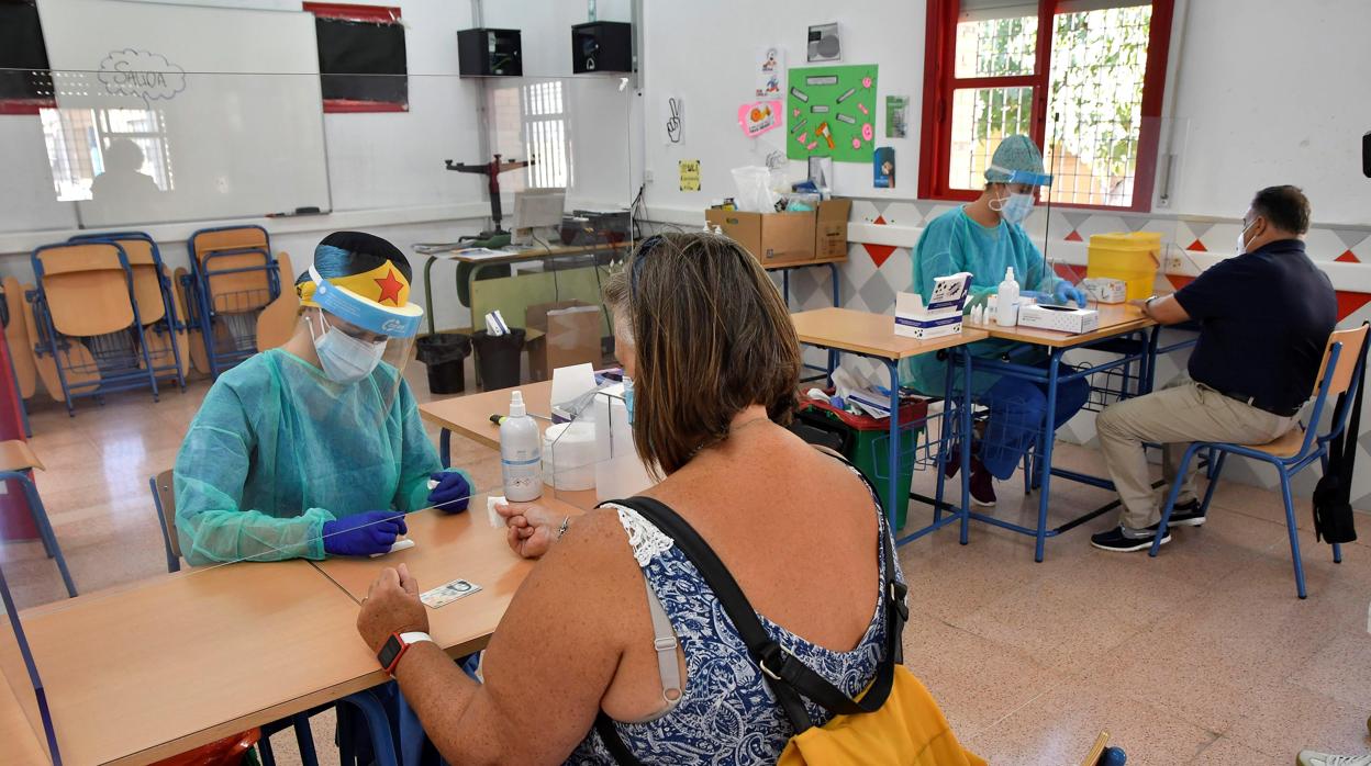 Varias enfermeras realizan las pruebas del Covid-19 en un instituto de Secundaria de Roquetas de Mar