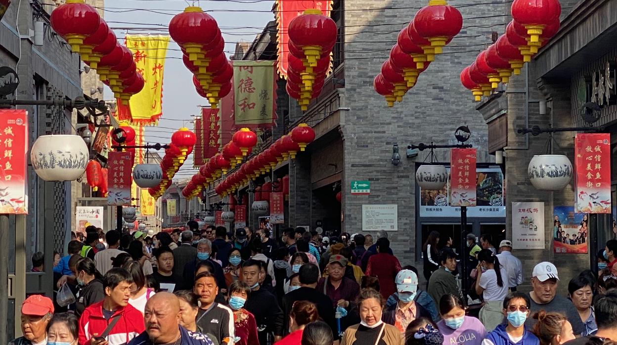 Con las calles abarrotadas como esta del centro de Pekín, las vacaciones por el Día Nacional de China confirmaron a principios de octubre la vuelta a la normalidad