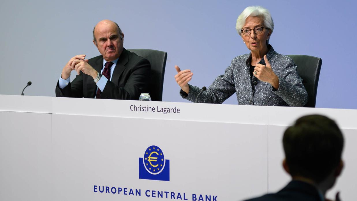 La presidenta del BCE, Christine Lagarde, junto con el vicepresidente del BCE, Luis de Guindos