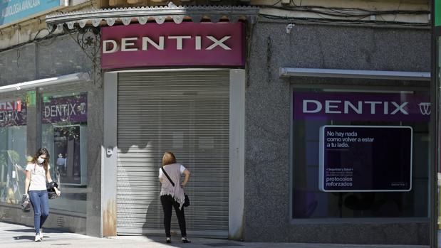 La Junta de Andalucía insta a los bancos a paralizar el cobro a los afectados por la quiebra de Dentix