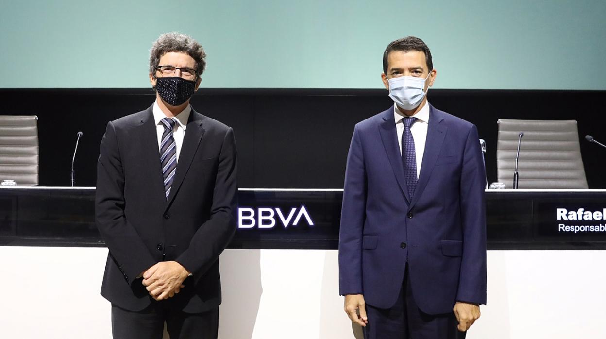 Los economistas de BBVA Research Jorge Sicilia y Rafael Doménech esta mañana