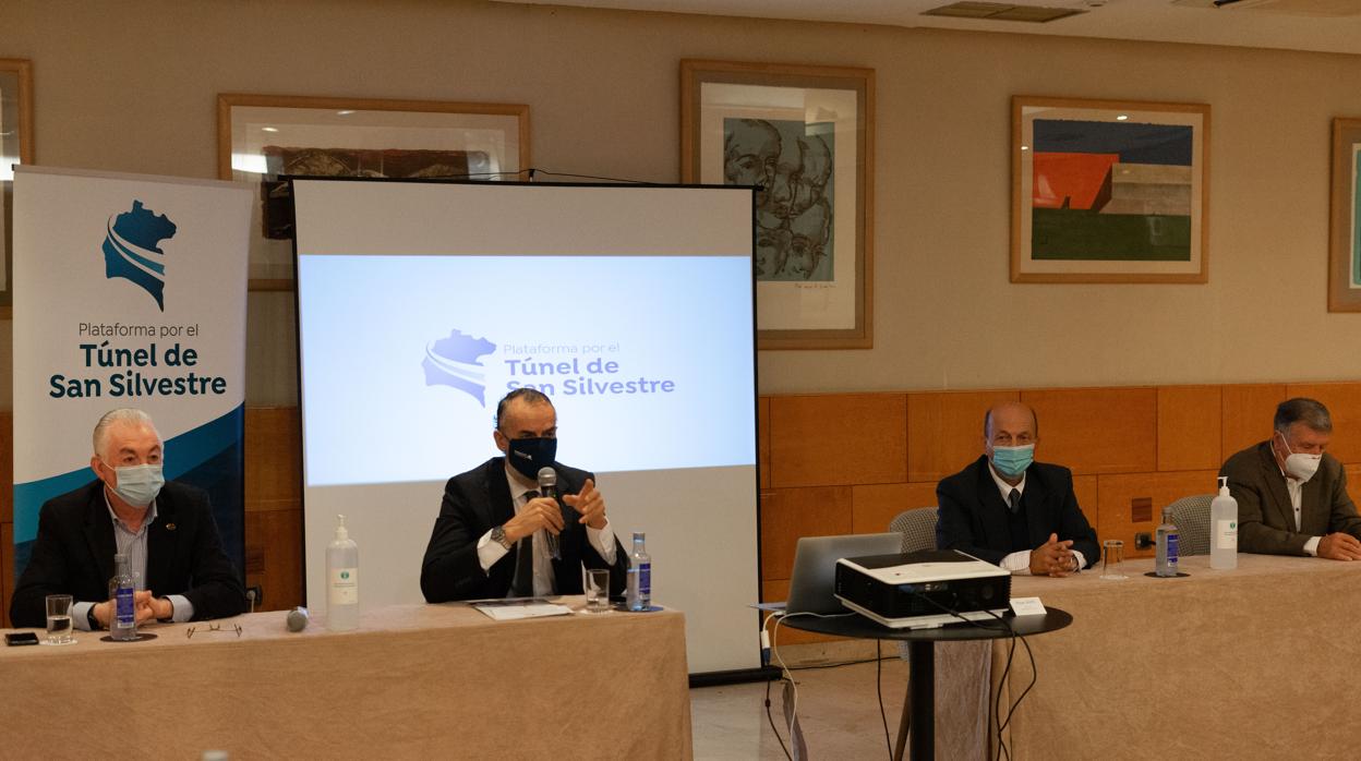 Carlos Ortiz, enel centro de la imagen, durante su intervención