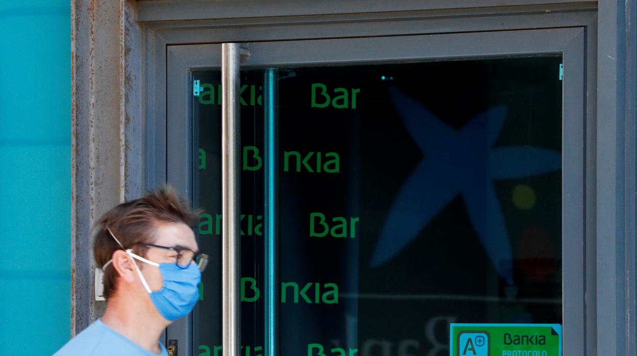 Caixabank y Bankia celebrarán las juntas que aprobarán su fusión en diciembre