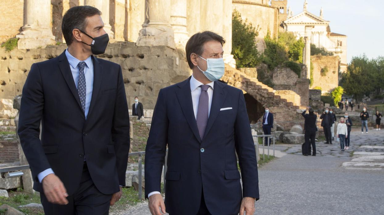 Pedro Sánchez y Giuseppe Conte mostraron su buena sintonía en un breve paseo por los Foros Imperiales de Roma