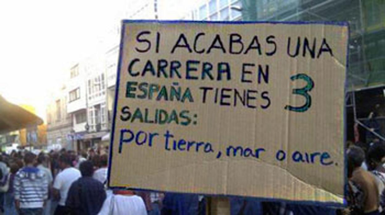 Pancarta reivindicativa de unos jóvenes en una manifestación