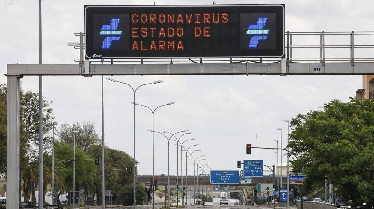 Carretera casi vacía en Sevilla durante el estado de alarma