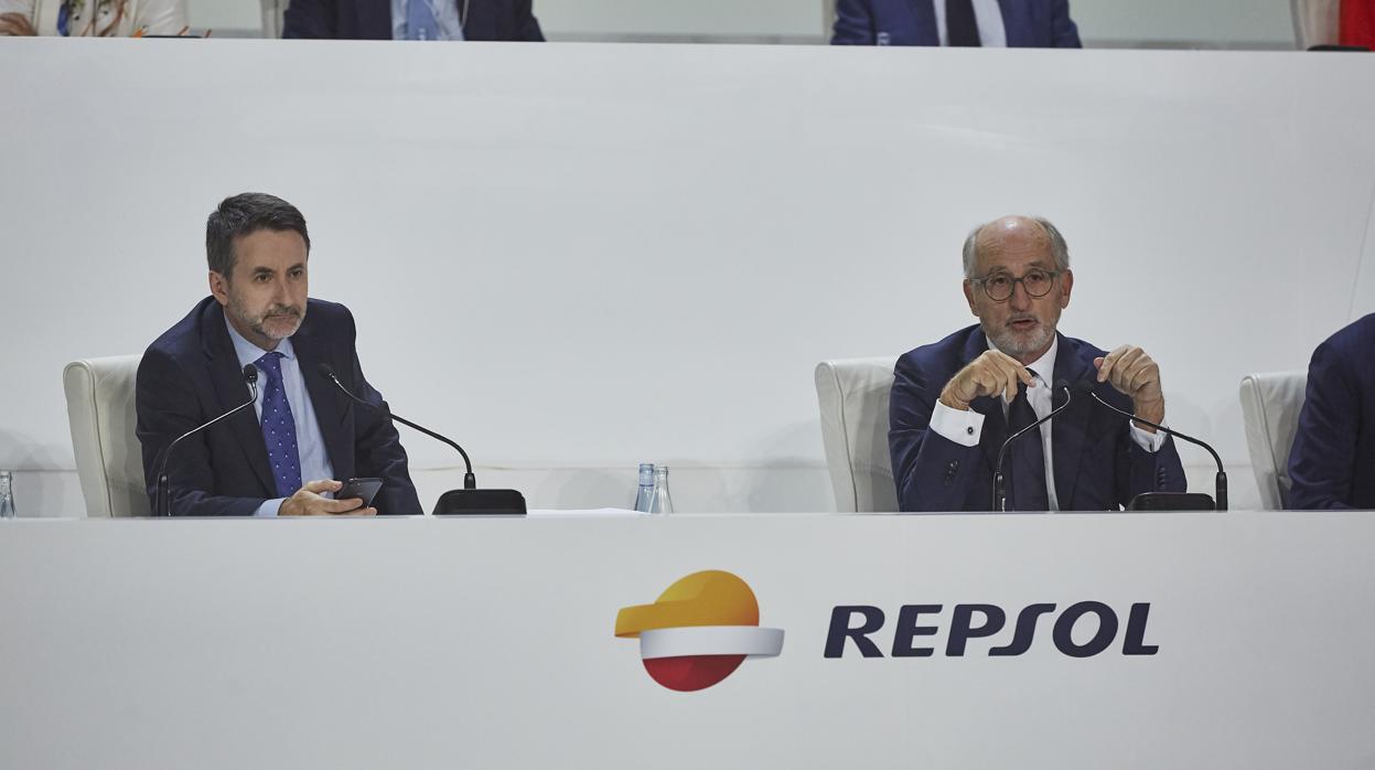 El presidente de Repsol, Antonio Brufau, y el consejero delegado, Josu Jon Imaz, en una imagen de la junta de 2019