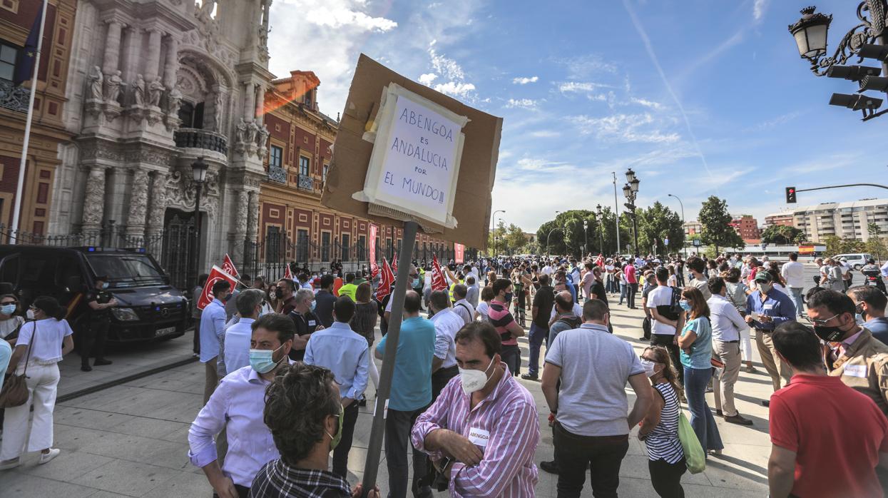 Protesta de trabajadores de Abengoa para pedir apoyo de la junta al rescate