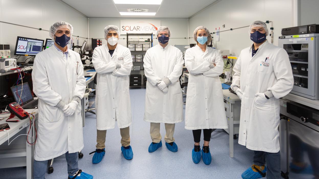 Sala blanca de producción de Solar Mems, con el gerente, José Miguel Moreno (centro), y parte del equipo de fabricación