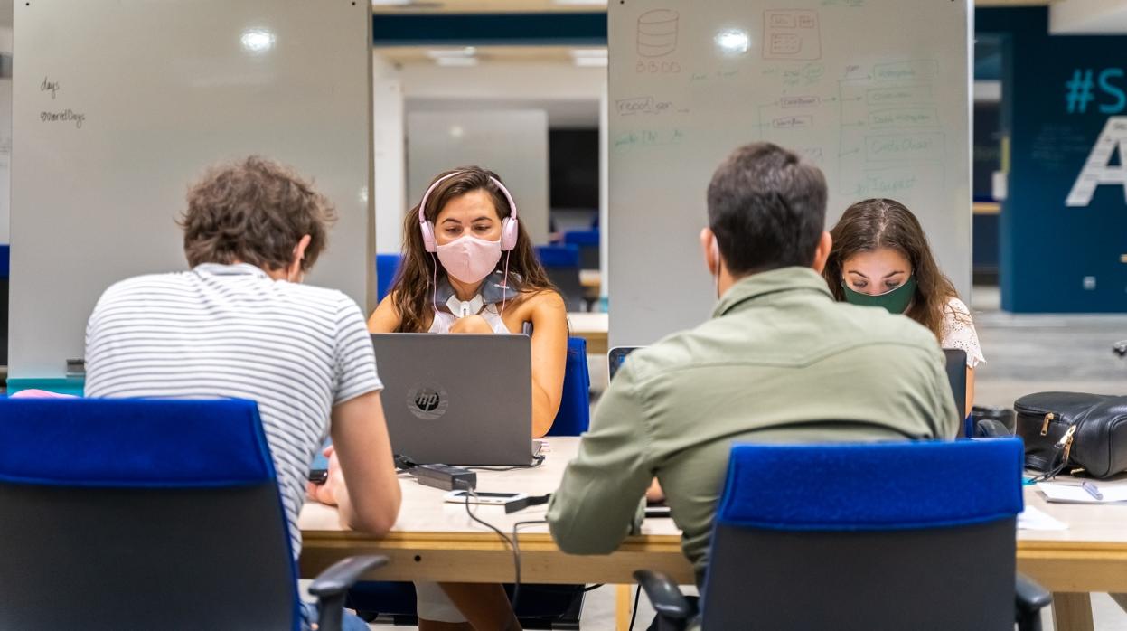 Jóvenes emprendedores en uno de los centros de la aceleradora de la Junta y Telefónica