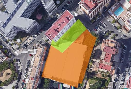 En naranja, parcela que ocupa el edificio adquirido por Abu. En verde, 650 metros cuadrados que cede la promotora al Ayuntamiento para zonas verdes