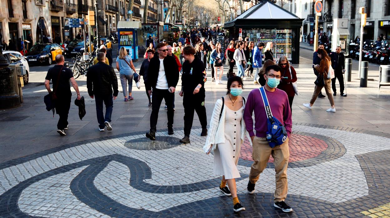 Turistas por el centro de Barcelona