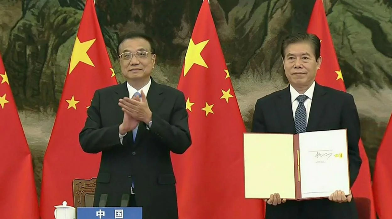 Li Keqiang, primer ministro de China (izda) junto al titular de Comercio del gigante asiático Zhong Shan