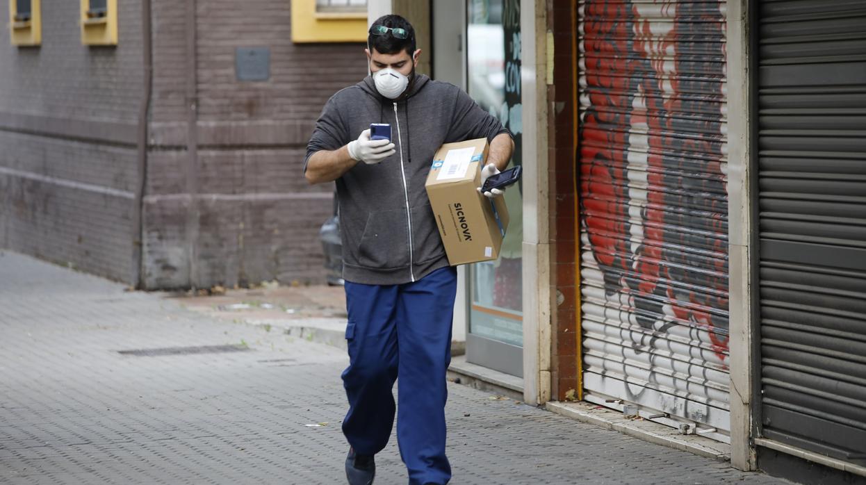 Un repartidor en Sevilla, durante el periodo de confinamiento