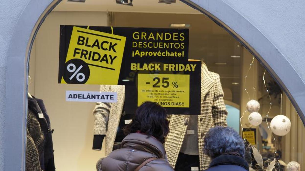 Escaparate con publicidad del Black Friday