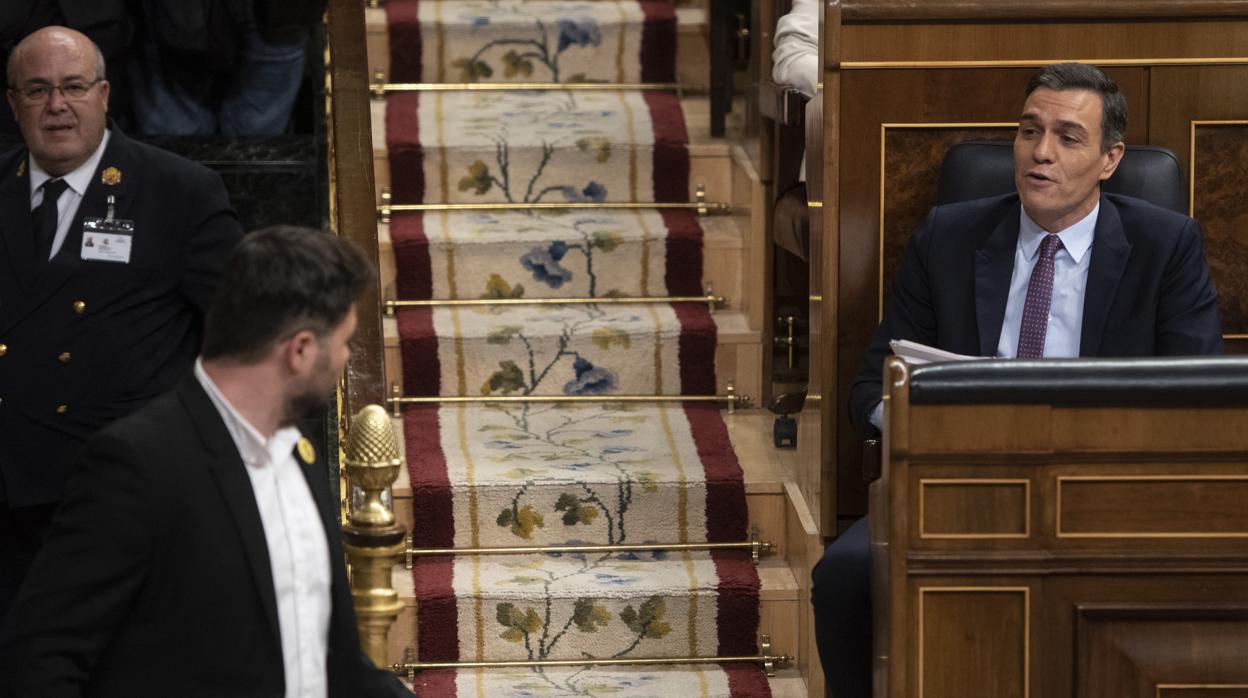 El presidente del Gobierno, Pedro Sánchez (dcha) junto al portavoz de ERC en el Congreso, Rafael Rufián