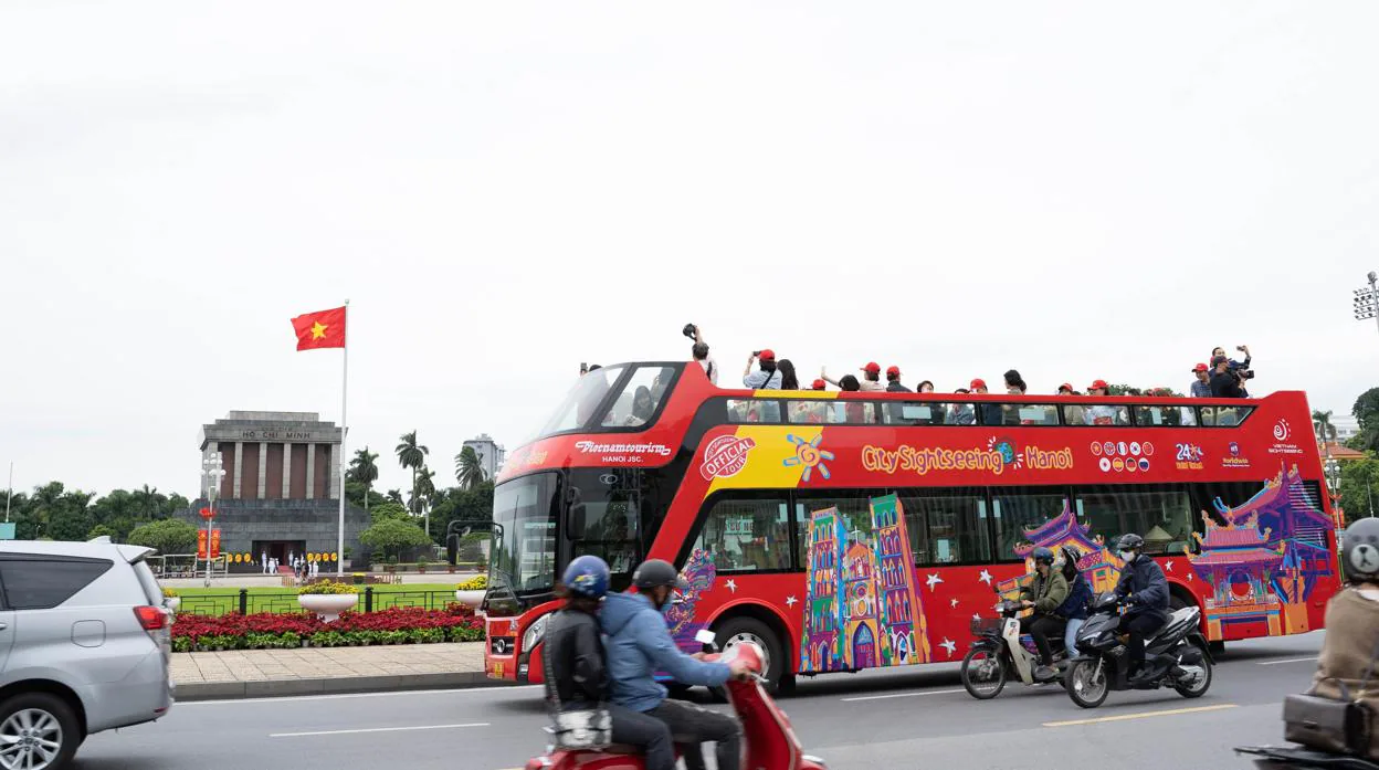 Los autobuses rojos de City Sightseeing circulan ya por la ciudad de Hanói y en diciembre estarán en Saigón