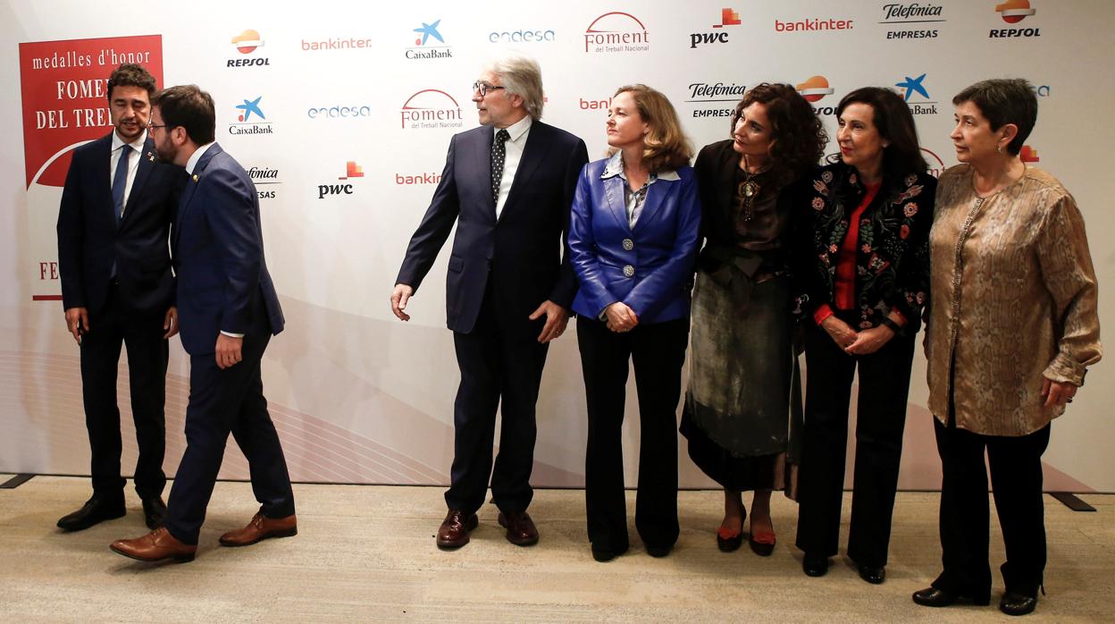 El presidente de la Generalitat, Pere Aragonés, junto al presidente de Foment del Treball, Josep Sánchez Llibre, La vicepresidenta económica, Nadia Calviño, la ministra de Hacienda, María Jesús Montero, y la de Defensa ,Margarita Robles