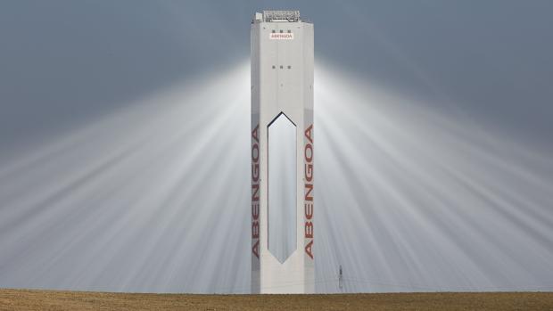 Abengoa se juega en la Cámara de Estocolmo 1.200 millones por el recorte a las primas de las renovables