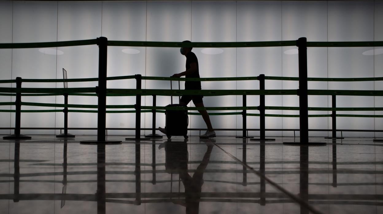 Un pasajero en la T2 del Aeropuerto de El Prat