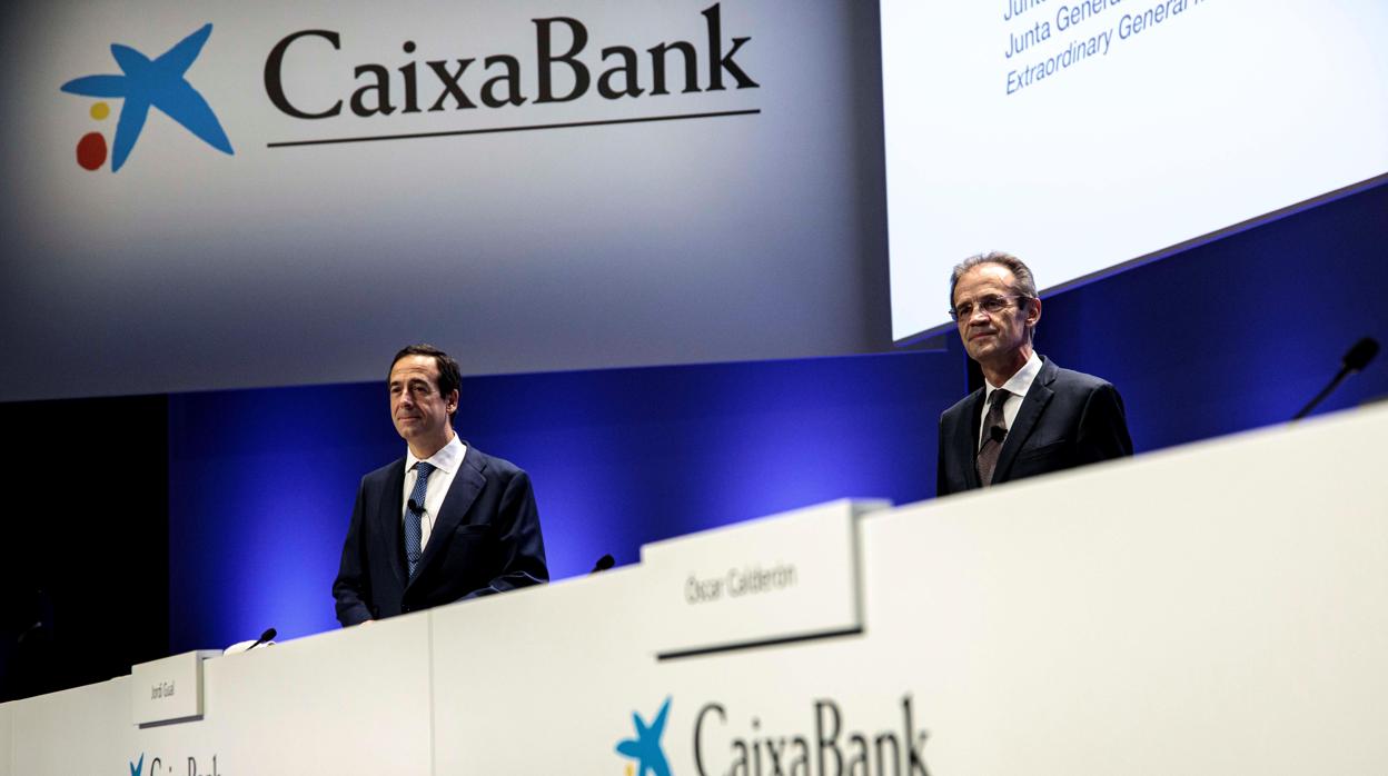 Gonzalo Gortázar, consejero delegado de Caixabank (izq.), junto a Jordi Gual, presidente de la entidad