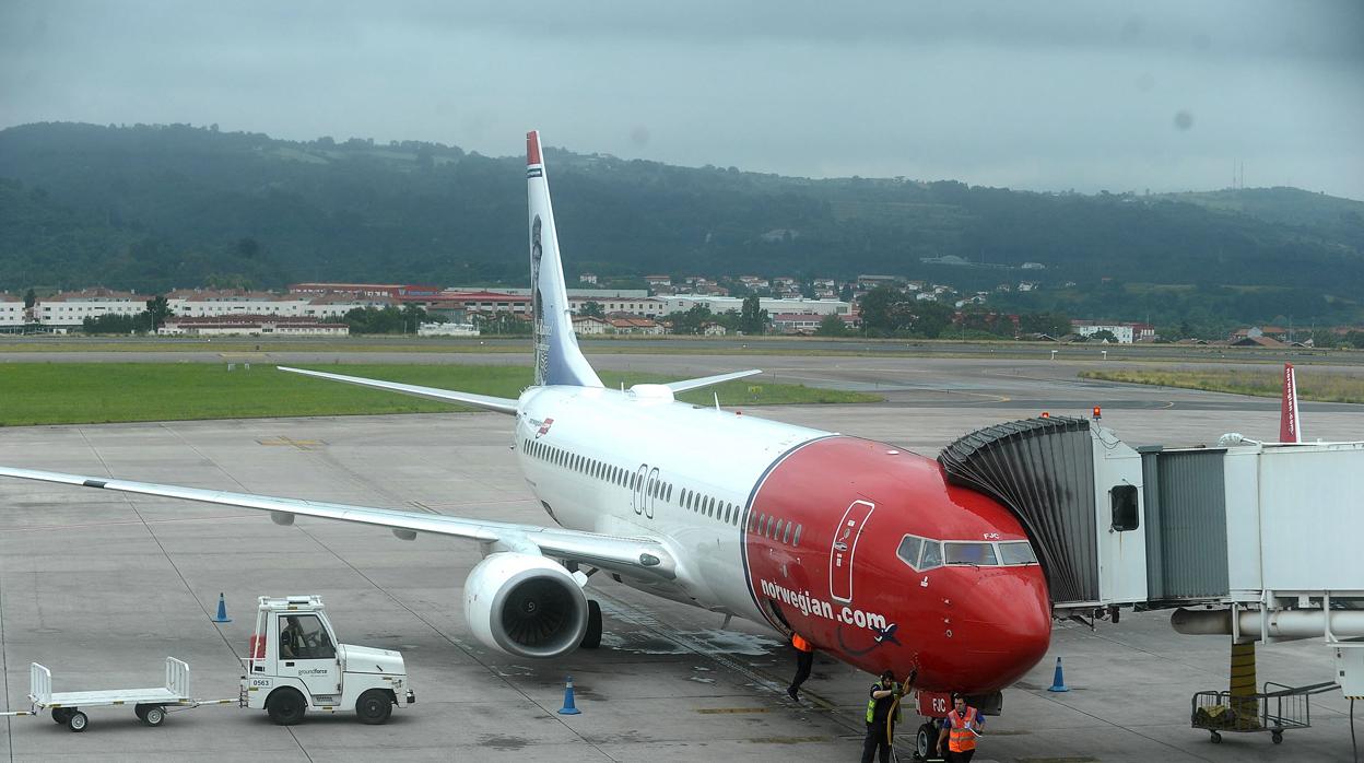 Avión Norwegian en el aeropuerto de Liou