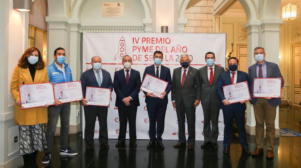 Los premiados y responsables de la Cámara y Banco Santander