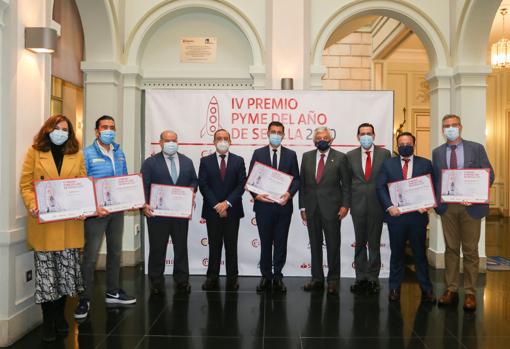 Foto de grupo de todos los premiados y los organizadores