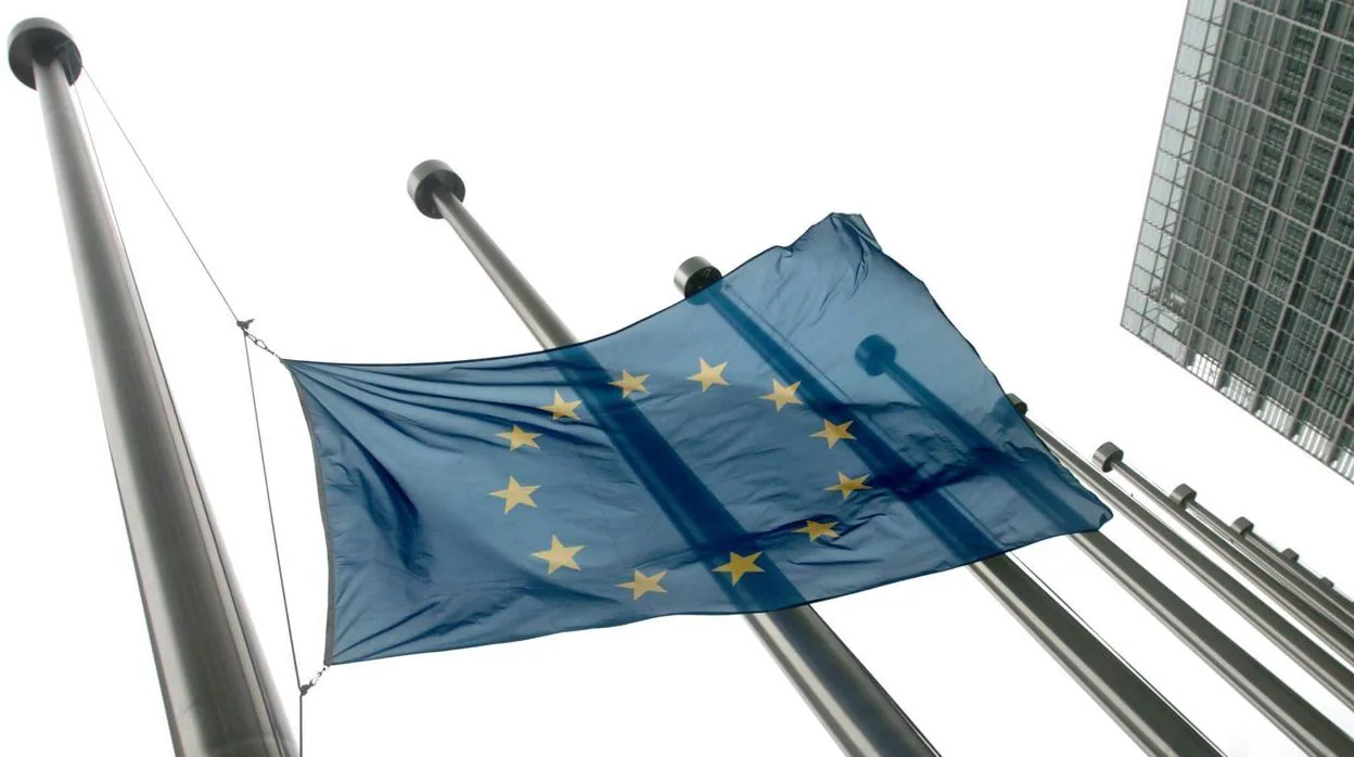 Bandera de la Unión Europea ondea a media hasta frente al edificio Berlaymont en el centro de Bruselas