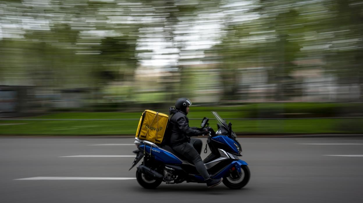 Un «rider» de Glovo durante de un reparto