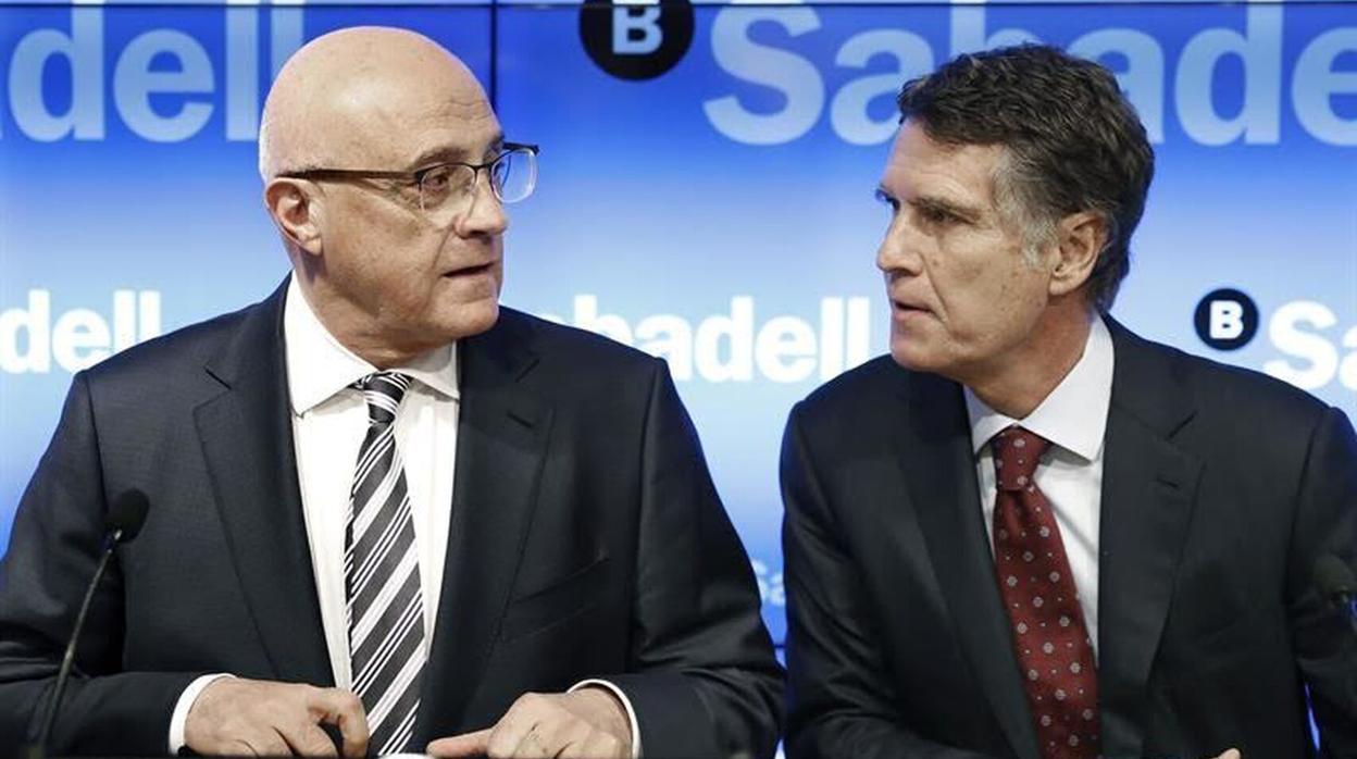 El presidente de Banco Sabadell, Josep Oliu, con Jaime Guardiola