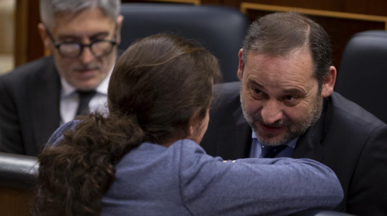 El vicepresidente Iglesias hablando con el ministro de Transportes, José Luis Ábalos