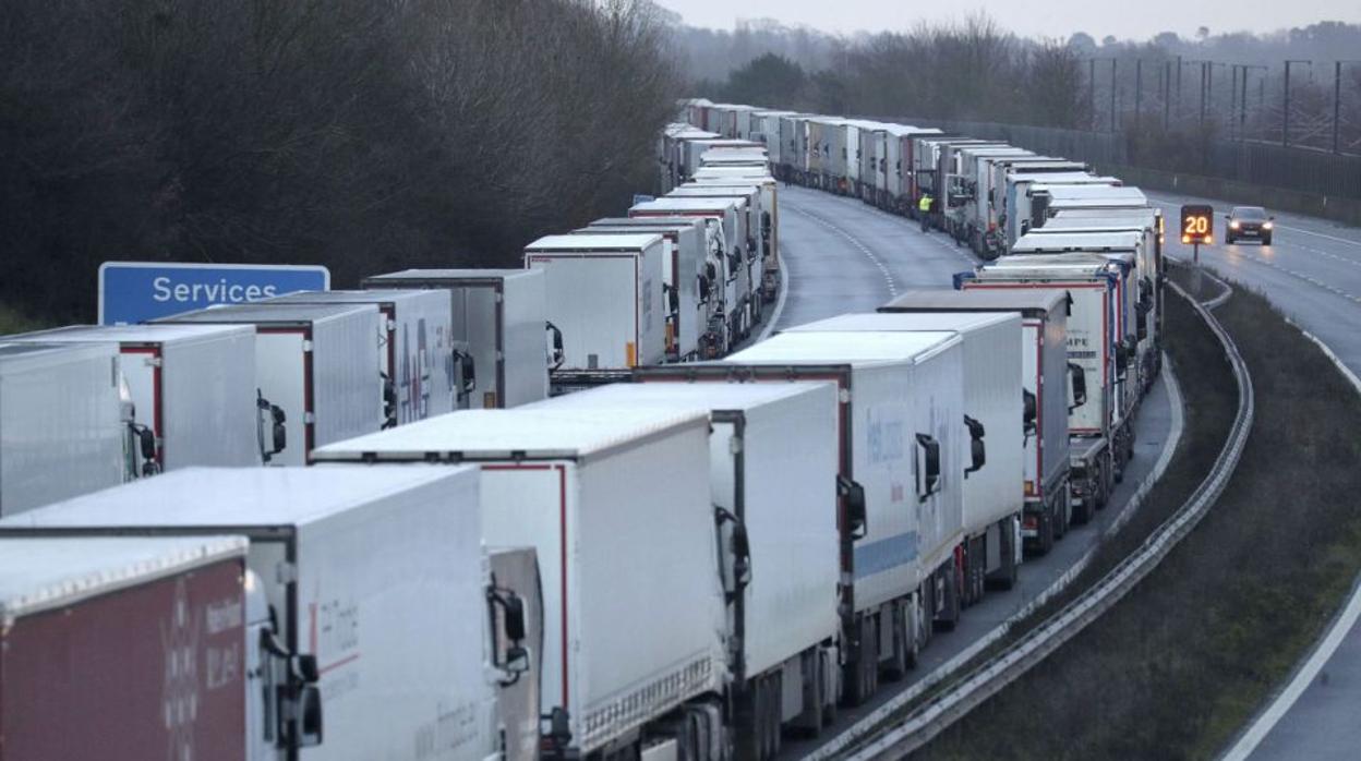 Cientos de camiones atrapados en la autopista M20, en Kent (Reino Unido)