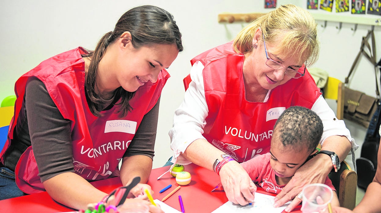 Voluntarios del programa THSN apoyan a los más pequeños