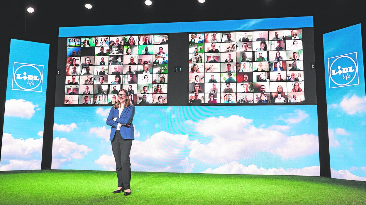 Michaela Reischl, directora de Responsabilidad Social Corporativa (RSC) de Lidl en España, en el último encuentro con gran parte de sus colaboradores (Partner Conference)