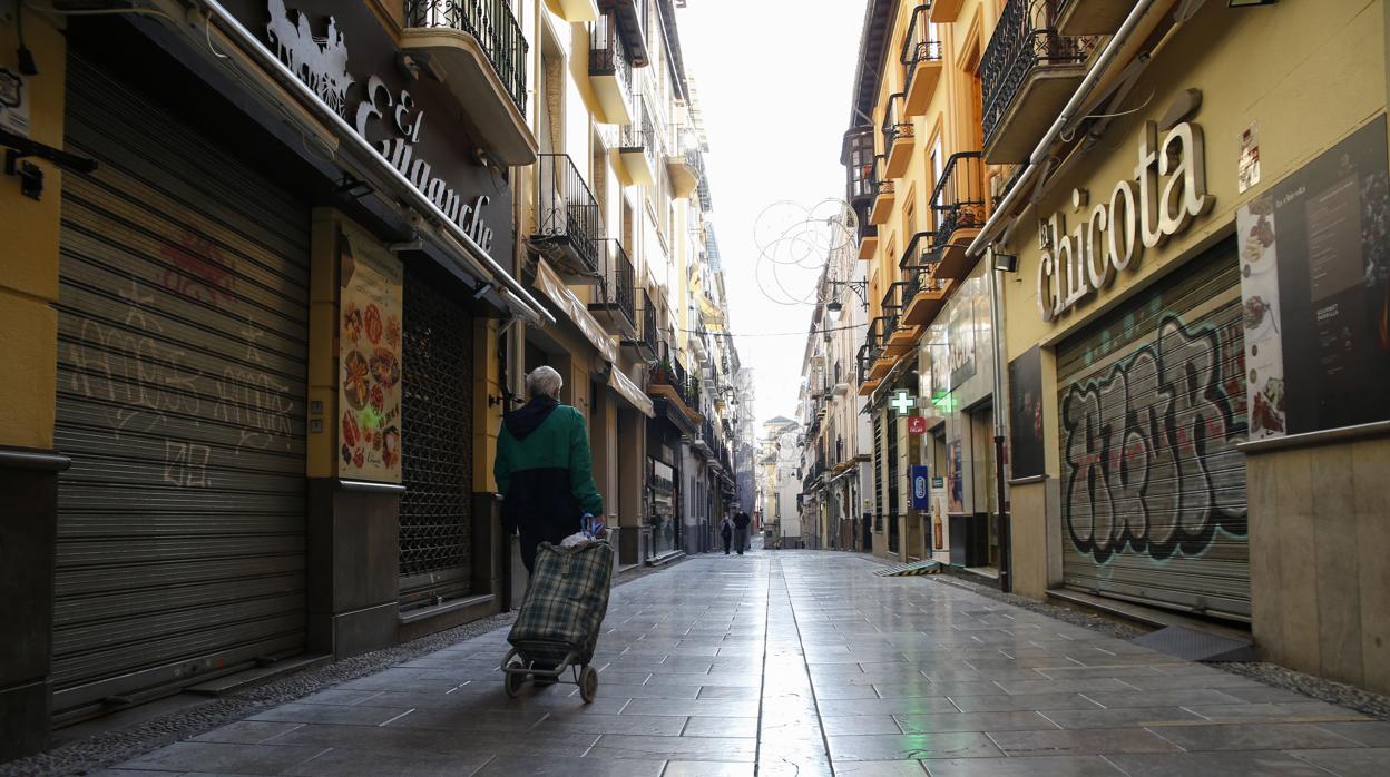 Una calle de Granada con los comercios cerrados