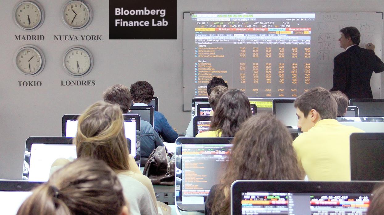 Los alumnos de mercados Financieros de IEB en una de sus sesiones impartidas en la Sala Bloomberg